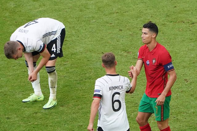 Cristiano Ronaldo a cumprimentar Joshua Kimmich num Portugal-Alemanha