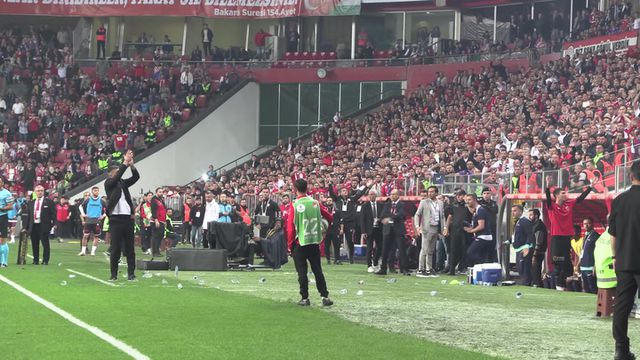 Bombardeado com garrafas da bancada, aplaudiu ‘pontaria’ e foi expulso 