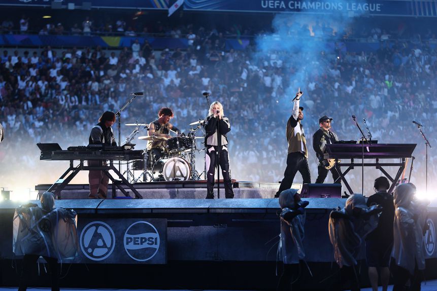 Linkin Park a atuar no Allianz Arena, em Munique, antes da final da Champions