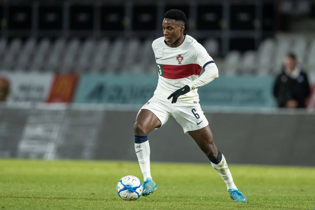 Oficial: Dário Essugo é reforço do Chelsea