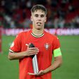 Rafael Quintas segura com ambas as mãos o troféu de melhor jogador do Europeu de sub-17 que terminou no último domingo, 2 de junho, com a vitória de Portugal frente à França por 3-0