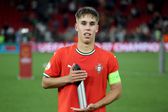 Rafael Quintas segura com ambas as mãos o troféu de melhor jogador do Europeu de sub-17 que terminou no último domingo, 2 de junho, com a vitória de Portugal frente à França por 3-0