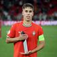 Rafael Quintas segura com ambas as mãos o troféu de melhor jogador do Europeu de sub-17 que terminou no último domingo, 2 de junho, com a vitória de Portugal frente à França por 3-0