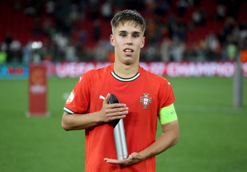 Rafael Quintas segura com ambas as mãos o troféu de melhor jogador do Europeu de sub-17 que terminou no último domingo, 2 de junho, com a vitória de Portugal frente à França por 3-0