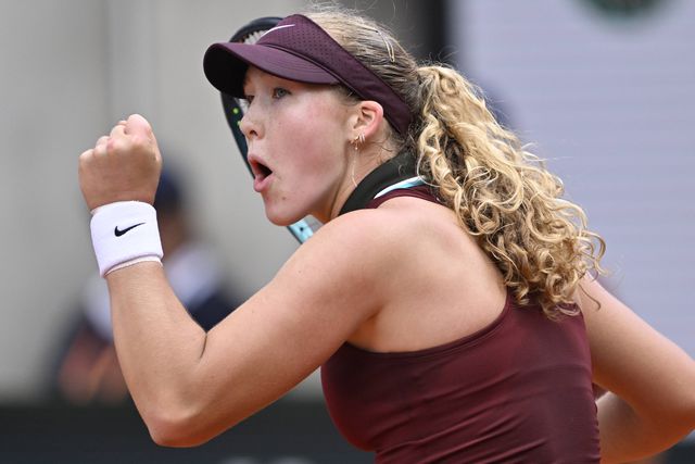 Adolescente mas pouco, Mirra iguala Martina Hingins 27 anos depois