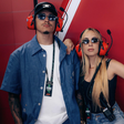 Darwin Núñez ao lado da sua mulher, Lorena Manãs, nas boxes da Ferrari