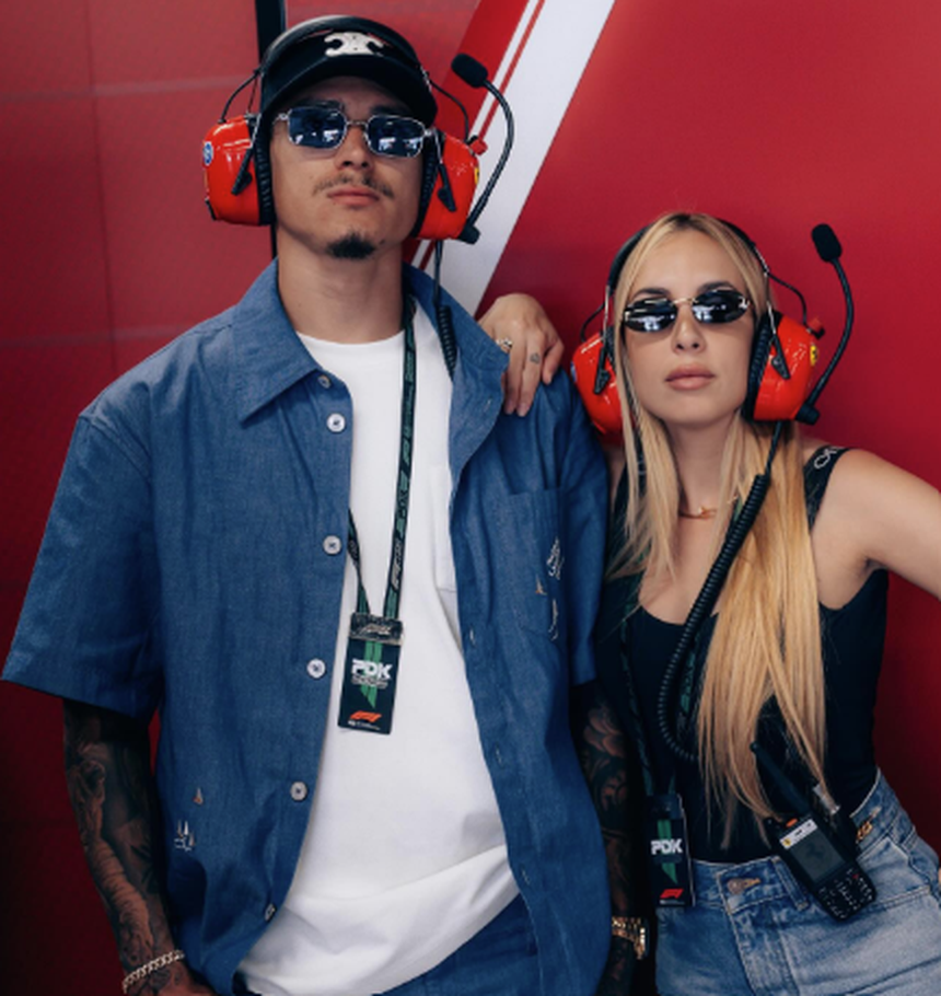 Darwin Núñez ao lado da sua mulher, Lorena Manãs, nas boxes da Ferrari
