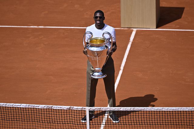 Ousmane Dembélé com o troféu da Champions em Roland Garros