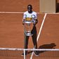Ousmane Dembélé com o troféu da Champions em Roland Garros
