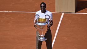 Dembélé apresenta o troféu da Champions em Roland Garros (vídeo)