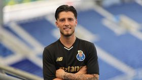 Oficial: guardião sub-19 do FC Porto renova contrato