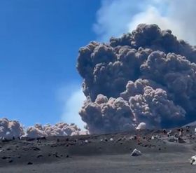 Itália: Etna entra em erupção e imagens impressionam (vídeo)