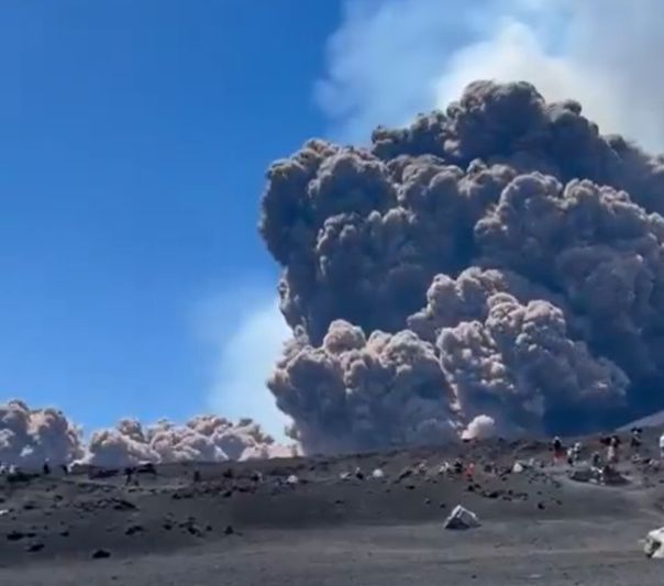 Itália: Etna entra em erupção e imagens impressionam (vídeo)