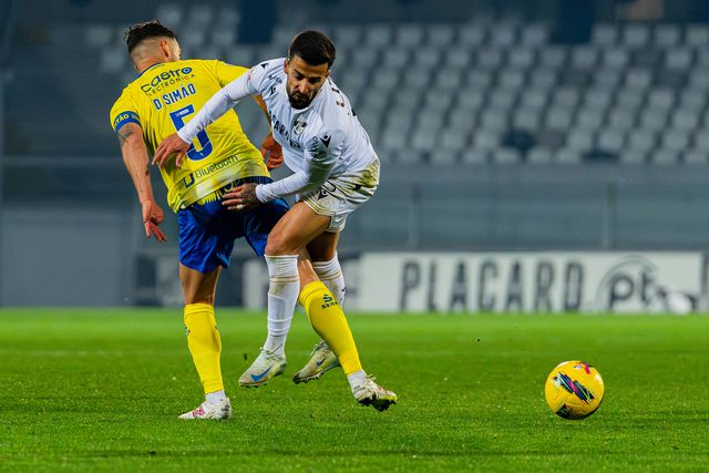 Tiago Silva, médio do Vitória Sport Clube, em ação frente ao Arouca
