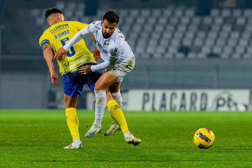 Tiago Silva, médio do Vitória Sport Clube, em ação frente ao Arouca