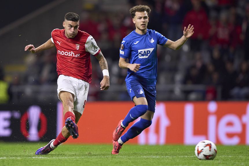 Passe do ponta de lança espanhol pertence aos arsenalistas, mas há clubes interessados na sua aquisição (Foto: IMAGO)