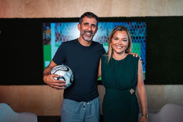 Ricardo com a bola do célebre jogo com a Inglaterra, no qual defendeu três penáltis, nos quartos de final (Foto: André Carvalho)