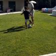 O futuro está seguro: Cristiano Ronaldo ensina o filho a driblar