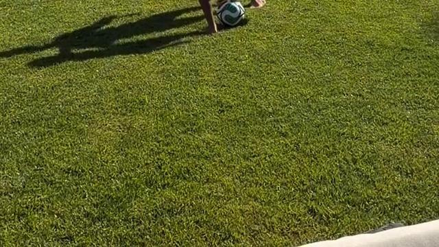 O futuro está seguro: Cristiano Ronaldo ensina o filho a driblar