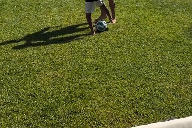 O futuro está seguro: Cristiano Ronaldo ensina o filho a driblar