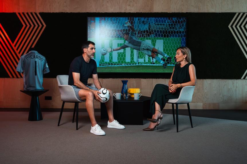 Ricardo entrevistado pela jornalista Irene Palma na Casa dos Atletas, na Cidade do Futebol (Foto: André Carvalho)