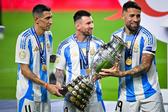 Di María, Messi e Otamendi com o troféu da Copa América