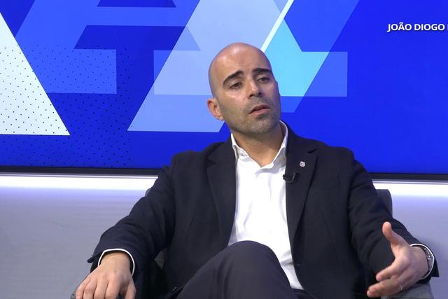 «Agora é que o Benfica está a tentar renovar com António Silva...»