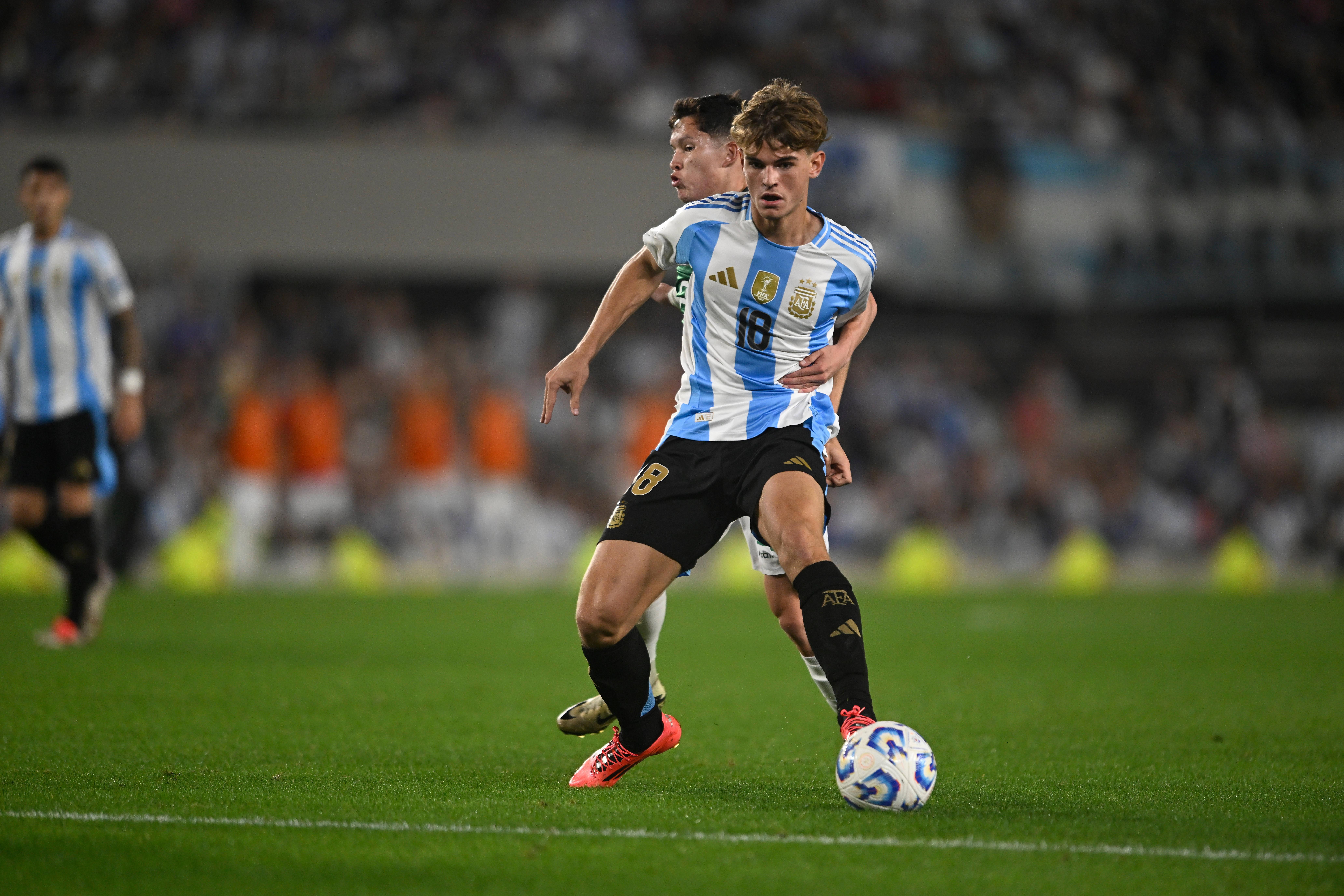 Mourinho quer um médio criativo e Nico Paz enquadra-se no perfil. O Real Madrid pode recomprá-lo ao Como por apenas €9 milhões - Foto: IMAGO