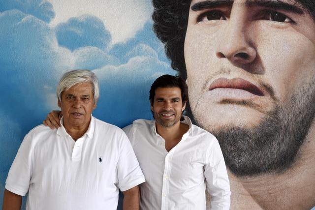 Tiago Fernandes com o pai Manuel Fernandes junto a uma imagem do lendário Maradona (Foto A BOLA)