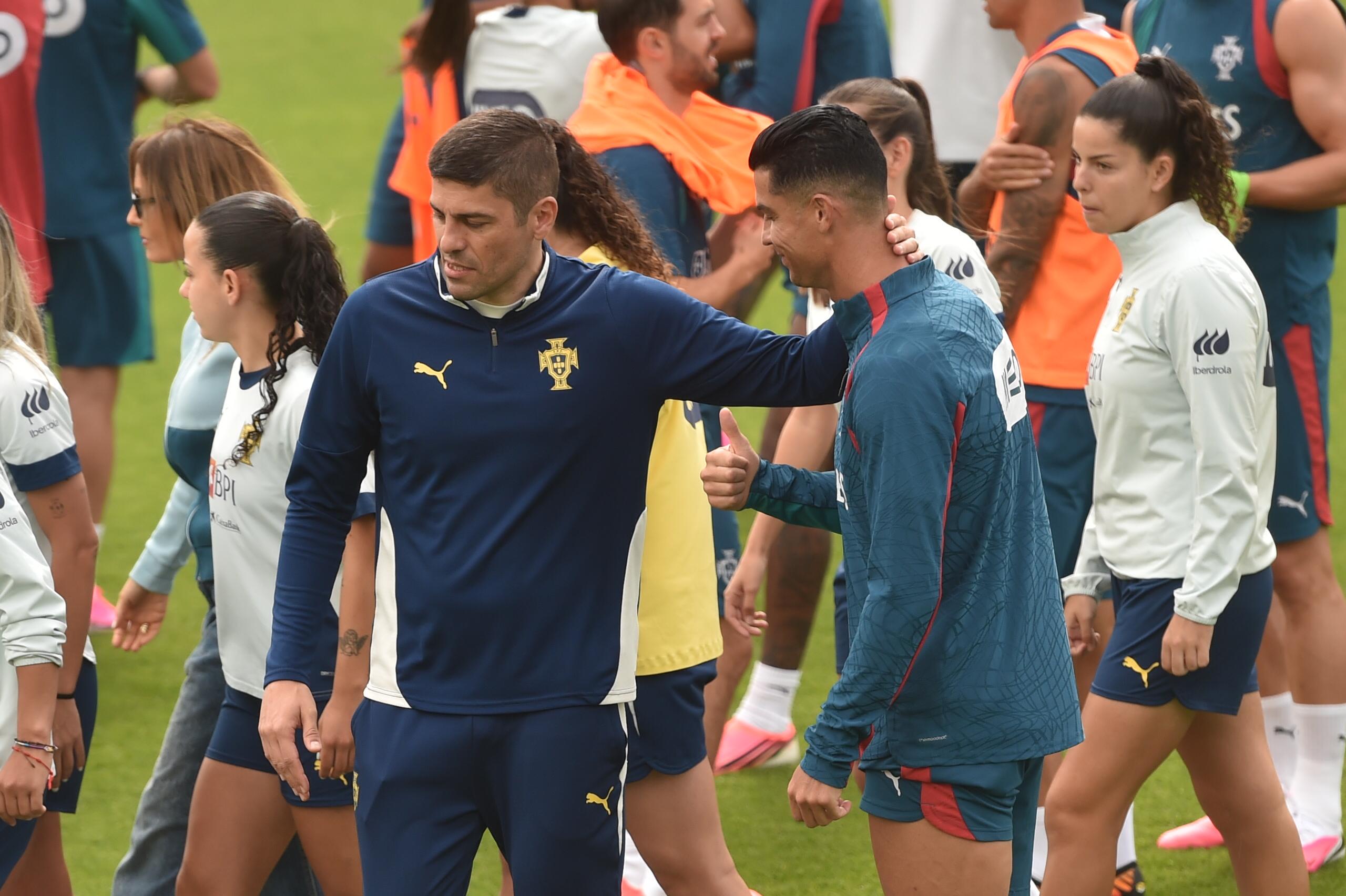 Cumprimento entre Francisco Neto, selecionador da equipa nacional feminina, e Cristiano Ronaldo - Foto: Miguel Nunes