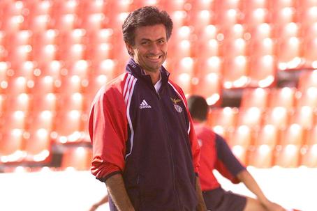 José Mourinho treinou o Benfica em 2000/01 e lidera as águias desde o início de 2025/26 - Foto: A BOLA