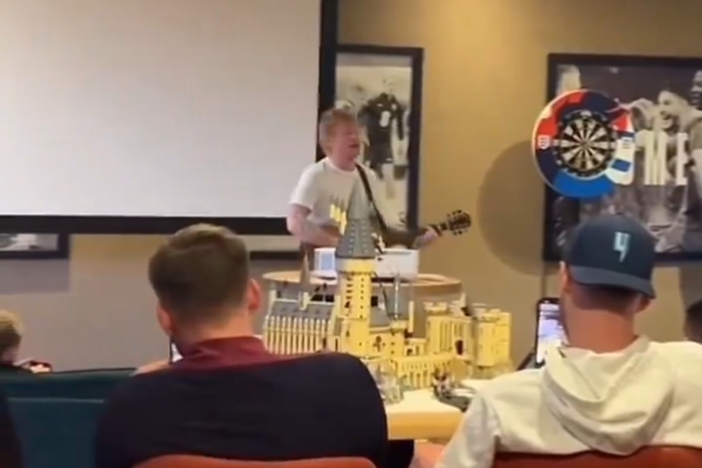 Vídeo: seleção inglesa brindada com mini concerto de Ed Sheeran