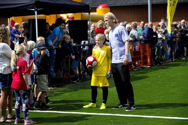 Kasper Dolberg construiu um relvado na sua terra natal para as crianças jogarem
