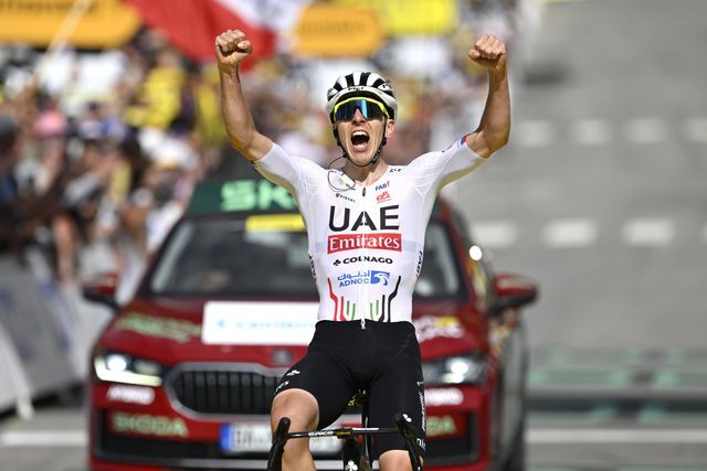 Tadej Pogacar vence primeira batalha de montanha no Tour e reconquista amarela