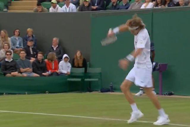 VÍDEO: Rublev volta a ter momento de fúria em campo