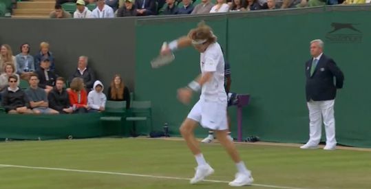 VÍDEO: Rublev volta a ter momento de fúria em campo