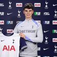 Tottenham oficializa prodígio inglês