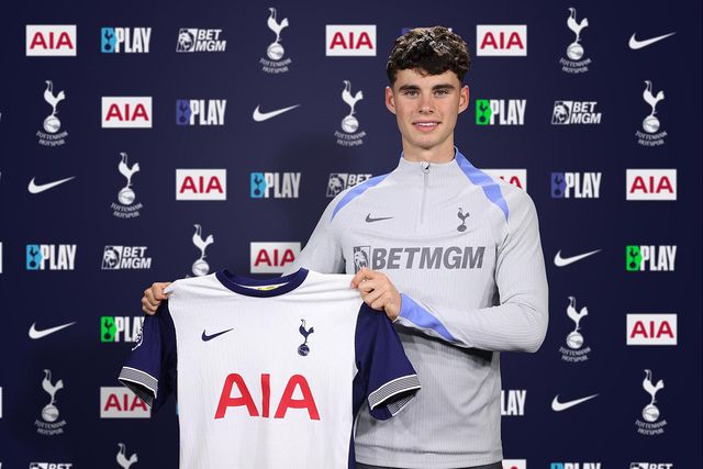 Tottenham oficializa prodígio inglês