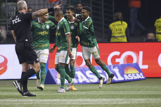 Palmeiras de Abel afunda Corinthians de António Oliveira