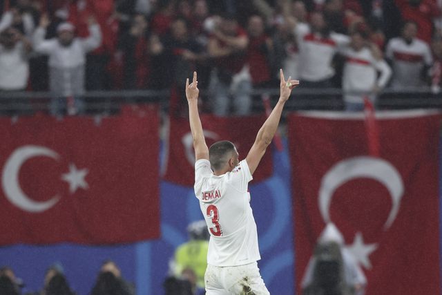 Demiral comemorou vitória da Turquia com gesto ligado à extrema-direita