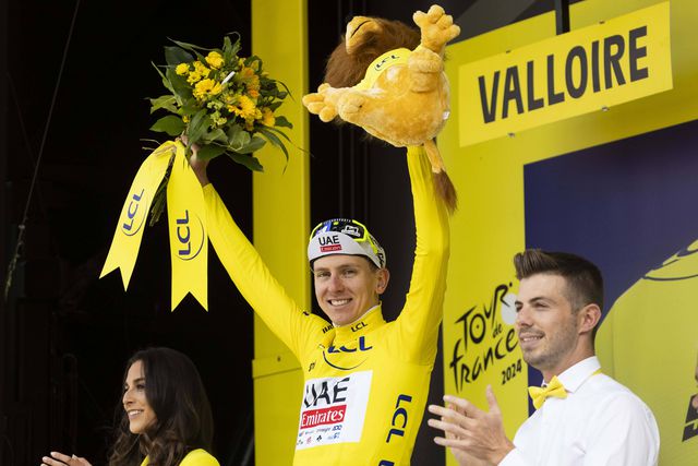 Tadej Pogacar parte para a etapa do Tour desta quarta-feira com a camisola amarela (Foto: IMAGO)