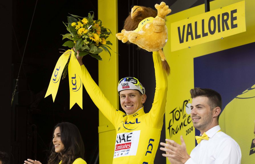 Tadej Pogacar parte para a etapa do Tour desta quarta-feira com a camisola amarela (Foto: IMAGO)