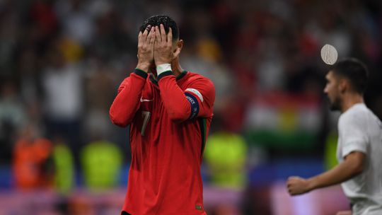 Ex-internacional alemão fala do choro «embaraçoso» de Ronaldo: «Só pensa nele»