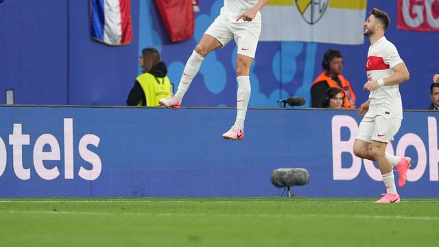 Grande festa dos turcos depois do segundo golo de Demiral