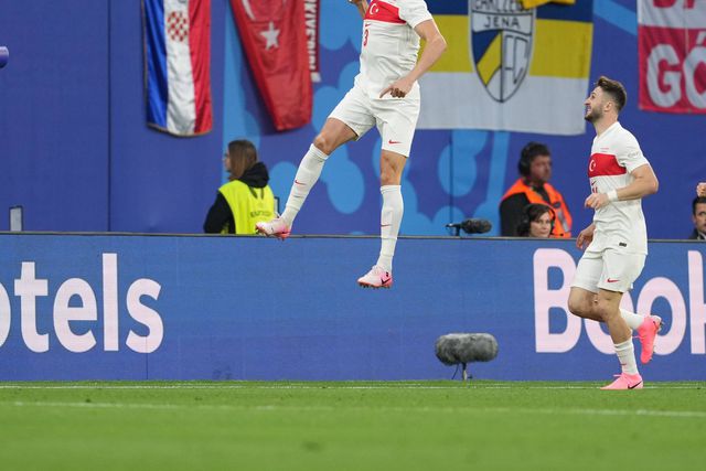 Grande festa dos turcos depois do segundo golo de Demiral