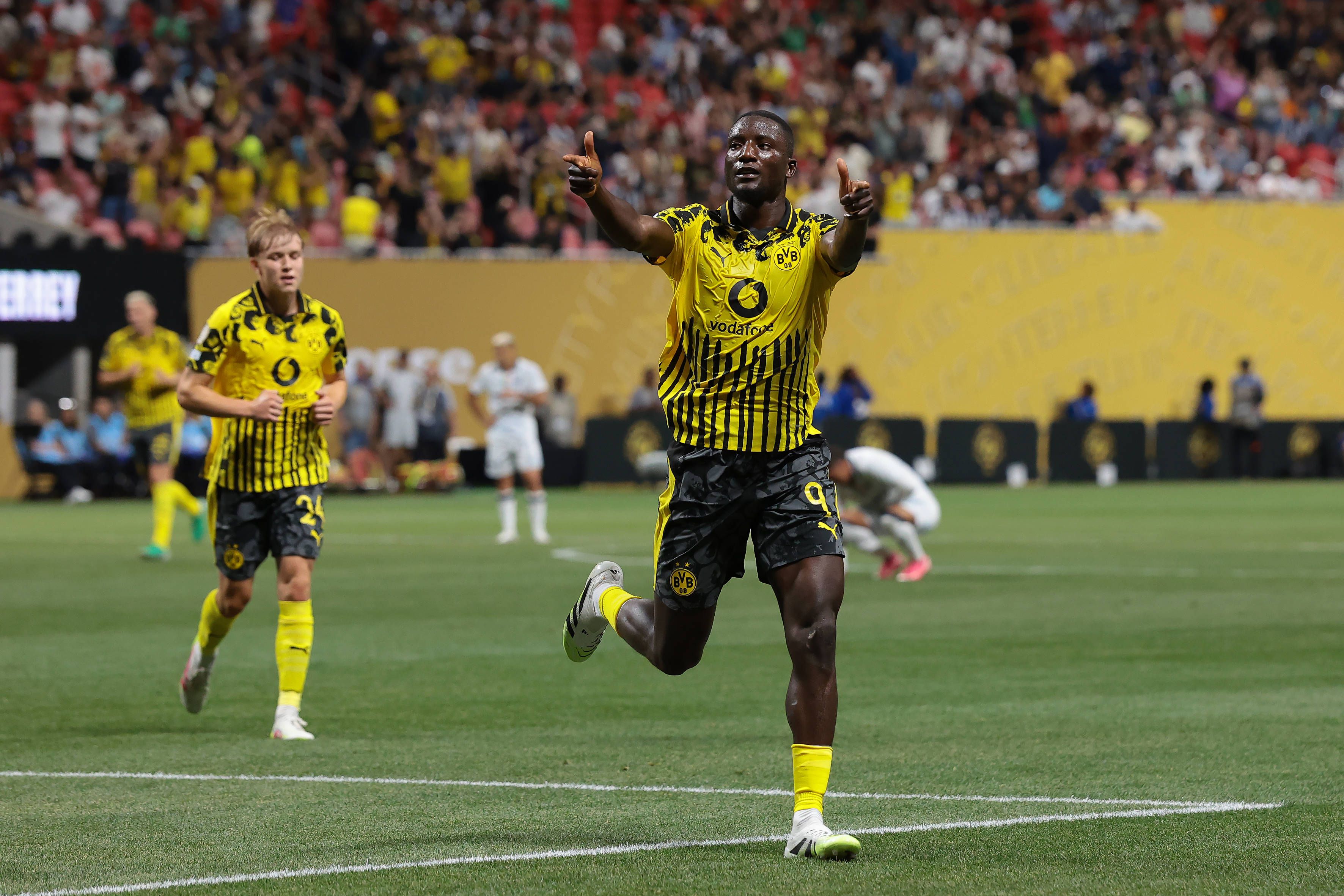 Serhou Guirassy festeja o golo que deu o 2-0 ao Dortmund diante do Monterrey