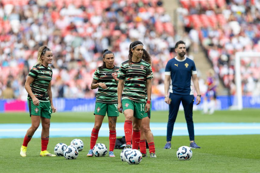 Ana Capeta, Ana Borges e Carole Costa durante o aquecimento para o jogo com a Inglaterra