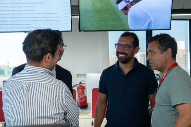 Óscar Tojo de visita à redação de A BOLA, a 2 de julho de 2025, à conversa com Alexandre Pereira, diretor-adjunto, Marco Carvalho, assessor da FPF, e Eduardo Pedrosa Marques, jornalista. FOTO BERNARDO SOL