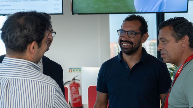 Óscar Tojo de visita à redação de A BOLA, a 2 de julho de 2025, à conversa com Alexandre Pereira, diretor-adjunto, Marco Carvalho, assessor da FPF, e Eduardo Pedrosa Marques, jornalista. FOTO BERNARDO SOL