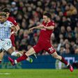 Diogo Jota a tentar tirar a bola dos pés de Adama Traoré, seu ex-colega dos Wolves